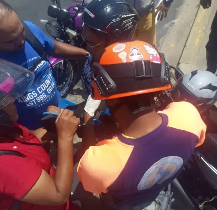 Mujer terminó con fractura de brazo durante choque de motos