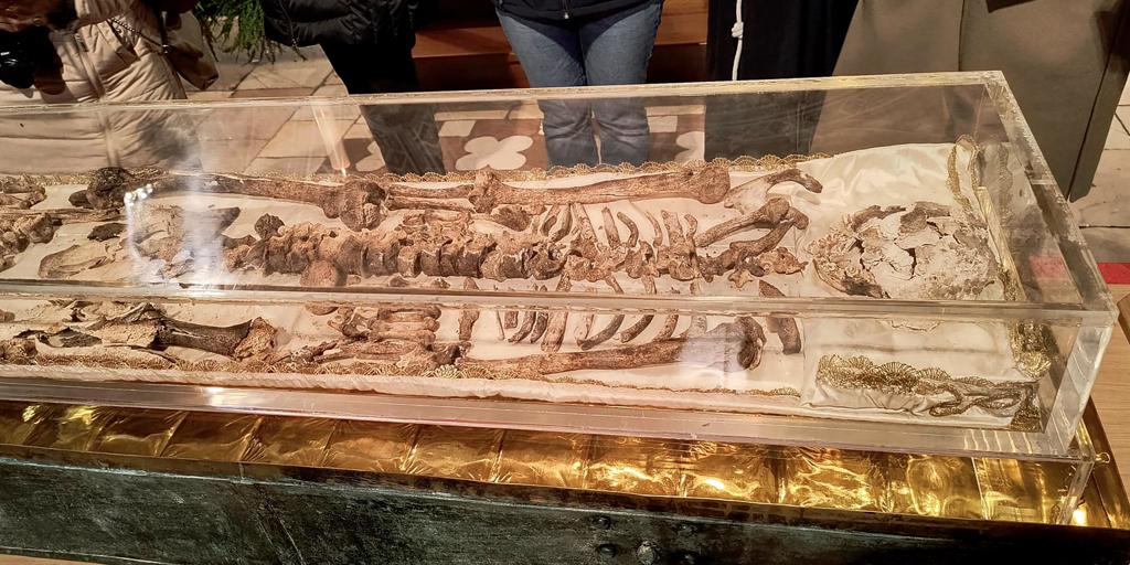 Exponen por primera vez los restos de san Francisco de Asís por los 800 años de su muerte