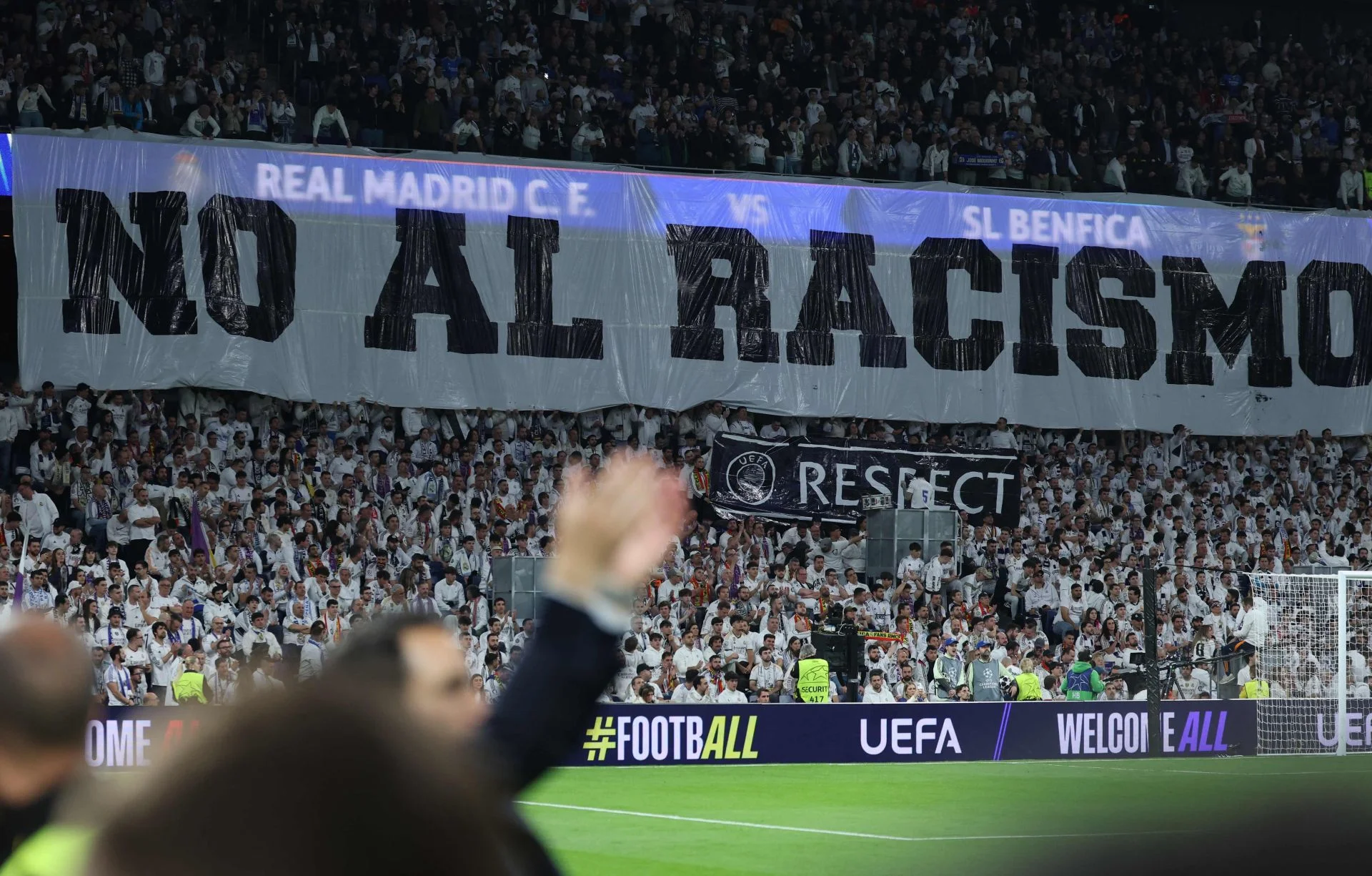 Mourinho ejecutó su último truco el día en que el Bernabéu se plantó contra el racismo
