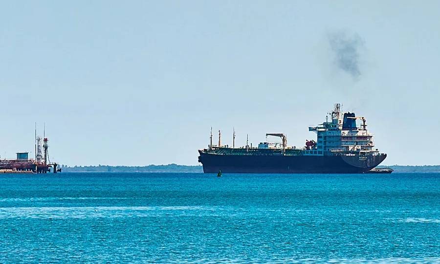 EE. UU. relaja el bloqueo y permitirá la venta de crudo venezolano al sector privado en Cuba