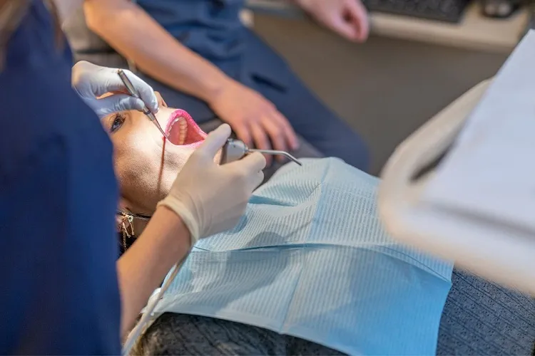 Tres detenidos por usurpar funciones como odontólogos