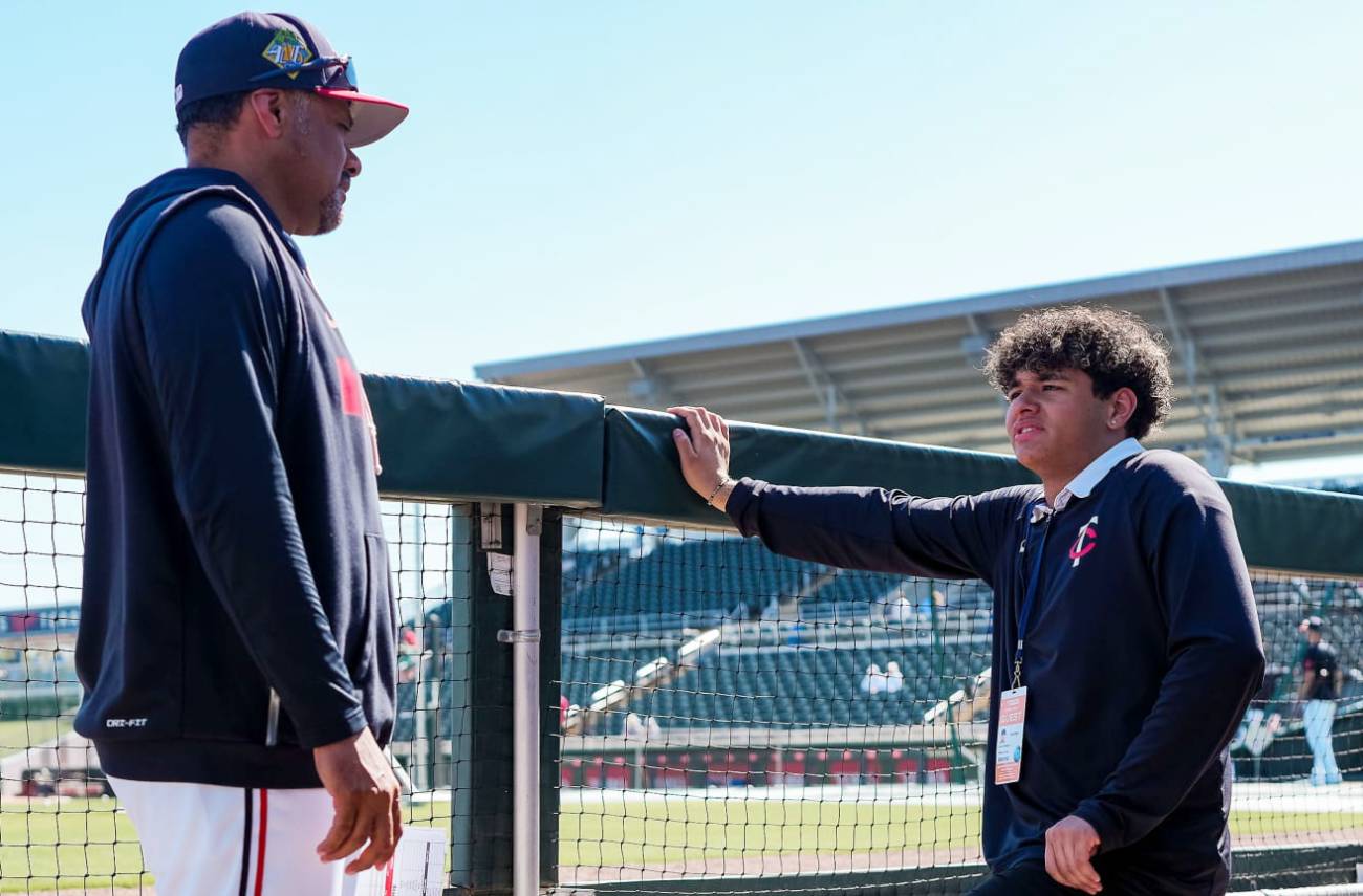 Johan Santana compartió con su hijo en el campamento de los Mellizos