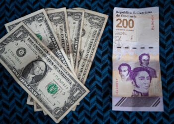 El precio del dólar oficial supera los 700 bolívares