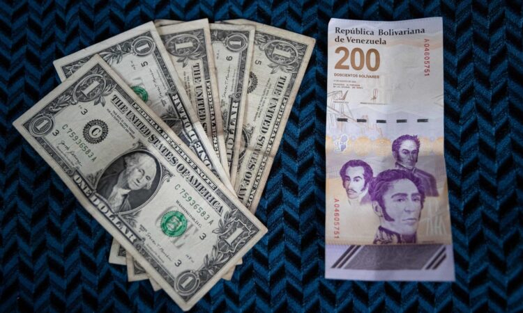 El precio del dólar oficial supera los 700 bolívares