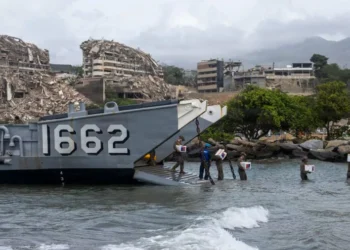 Operativo conjunto en La Guaira: Civiles y militares coordinan la descarga de asistencia humanitaria