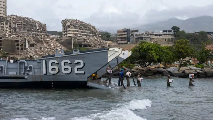 Operativo conjunto en La Guaira: Civiles y militares coordinan la descarga de asistencia humanitaria