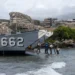 Operativo conjunto en La Guaira: Civiles y militares coordinan la descarga de asistencia humanitaria