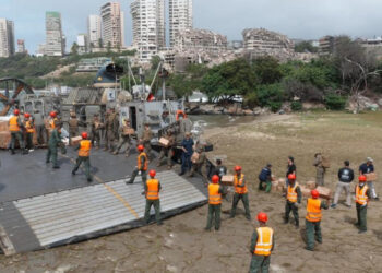 Descargaron ayuda para más de 2 mil personas desde aerodeslizador en La Guaira